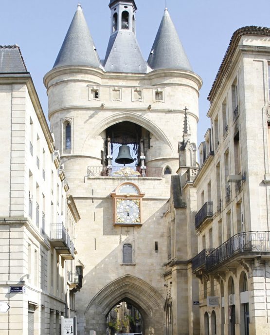 Photo de la rue ste james et la grosse cloche à Bordeaux