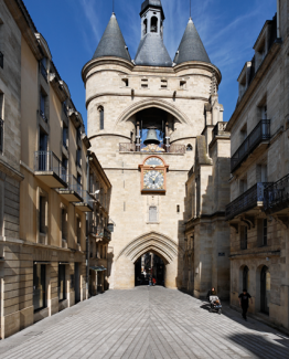 Photo de la rue ste james et la grosse cloche à Bordeaux